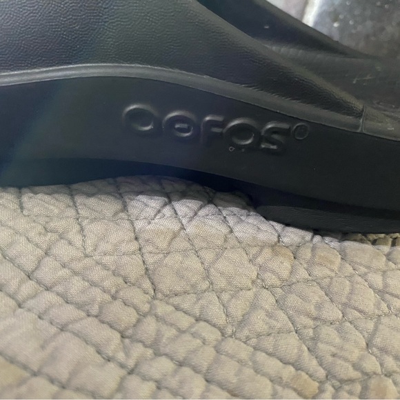 OOFOS slip on Recovery Slides Men’s size 5 /women’s size 7. EXCELLENT CONDITION - Picture 2 of 4